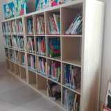 ...e librerie colme di volumi sgargianti creano l'atmosfera giusta per stimolare l'avvicinamento dei bambini ai libri